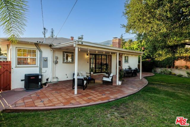 336 N Bradoaks Avenue, Monrovia CA: https://media.crmls.org/mediaz/27a87e07-5b6a-4f92-9aaf-af366ebe7b51.jpg