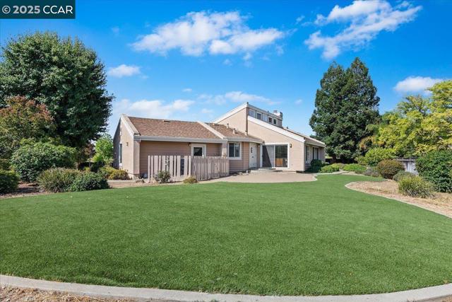 2323 Grosvenor Heights Ct, Livermore CA: https://media.crmls.org/mediaz/27a8bb68-2555-4f47-baa0-990b3f158347.jpg