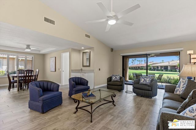 34 Camino Arroyo Place, Palm Desert CA: https://media.crmls.org/mediaz/27a95360-cd37-41b6-83da-aed5ad59ed1f.jpg