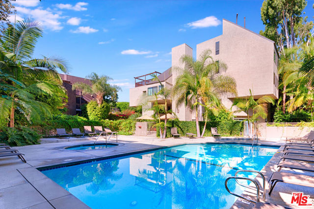 950 N Kings Road, West Hollywood CA: https://media.crmls.org/mediaz/27a95580-1c15-4524-9804-3f7ebdd4ea7e.jpg