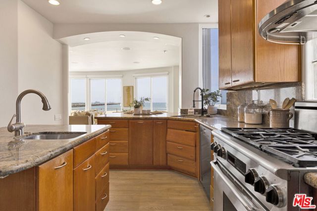 7019 E Seaside Walk, Long Beach CA: https://media.crmls.org/mediaz/27aa1fca-a50a-4e22-b211-4cffc3a8fccc.jpg
