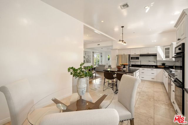 4224 Madison Avenue, Culver City CA: https://media.crmls.org/mediaz/27aa276a-7440-4a36-9a2e-af08f7bfeb3b.jpg