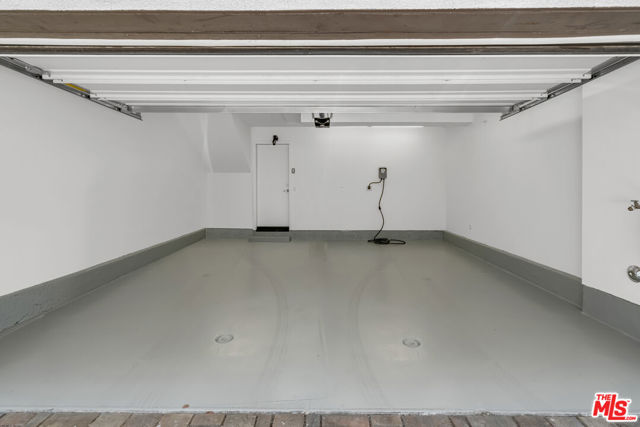 5633 Observation Lane, Los Angeles CA: https://media.crmls.org/mediaz/27aa3181-aed0-4371-a3f4-2014fa53bdb8.jpg