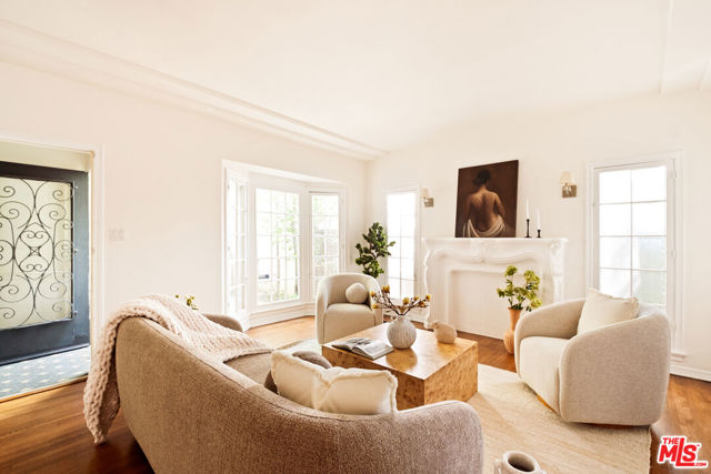 363 S Doheny Drive, Beverly Hills CA: https://media.crmls.org/mediaz/27aa6459-5118-49a6-a833-c735ed46dca2.jpg