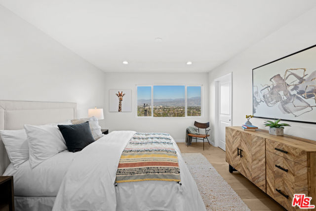 11725 Laurelwood Drive, Studio City CA: https://media.crmls.org/mediaz/27aab757-115d-4cd4-b8d6-39dd52910b26.jpg