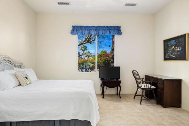 4 Hillcrest Drive, Palm Desert CA: https://media.crmls.org/mediaz/27aacf85-a7f5-4cd6-a99c-91fb17e8b63d.jpg