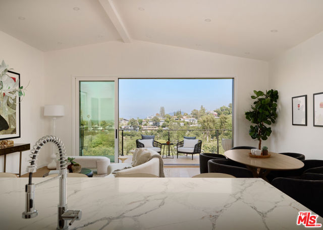 3916 Glenridge Drive, Sherman Oaks CA: https://media.crmls.org/mediaz/27ab5e0a-5055-4882-b296-b737bec59217.jpg
