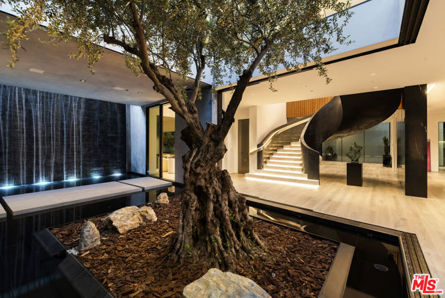 1108 Wallace, Beverly Hills CA: https://media.crmls.org/mediaz/27ac4df4-3d26-47c6-a9ab-7b200eda16f1.jpg