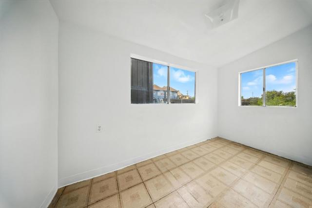 943 26th Street, Oakland CA: https://media.crmls.org/mediaz/27acec26-7e11-4258-8c75-c6a20a002e3f.jpg