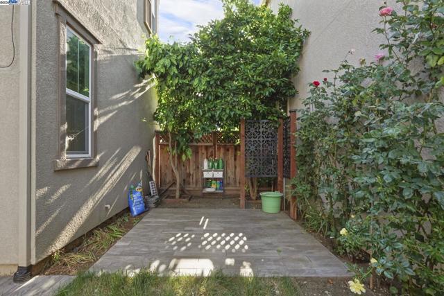 1025 S Fowler Ln, Mountain House CA: https://media.crmls.org/mediaz/27acfb58-5edf-4372-a529-1b9e11e56a83.jpg