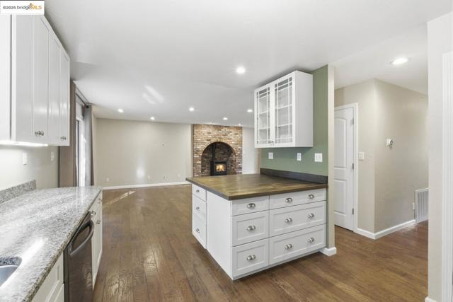 2136 Silver DR, Arnold CA: https://media.crmls.org/mediaz/27ad9570-a674-41c0-926b-6195d8d66795.jpg