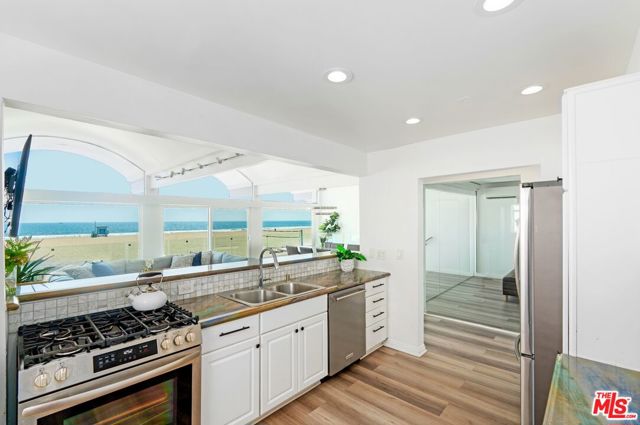3806 Ocean Front Walk, Marina del Rey CA: https://media.crmls.org/mediaz/27ada73f-ca5f-4338-8d11-a05282b0a50e.jpg