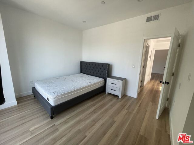 8662 Cadillac Avenue, Los Angeles CA: https://media.crmls.org/mediaz/27ae1d2d-60ef-4bca-8062-49bc4bc844ca.jpg
