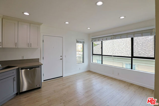 1277 W 23rd Street, Los Angeles CA: https://media.crmls.org/mediaz/27aef315-bd9e-4a64-9f1b-20e9cb6d727d.jpg