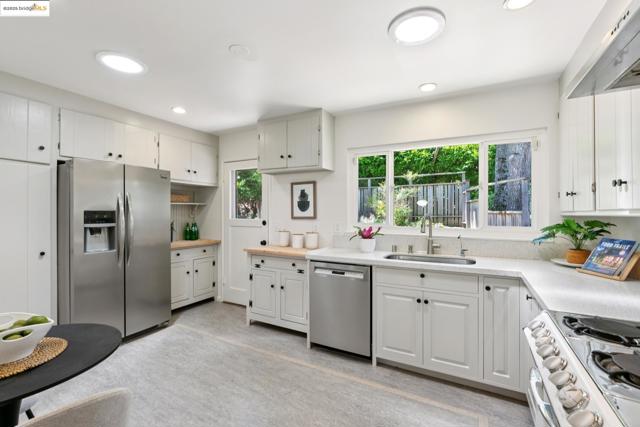 1023 Overlook Rd, Berkeley CA: https://media.crmls.org/mediaz/27b0c895-ecd9-43f5-91fc-8010c1ecd845.jpg