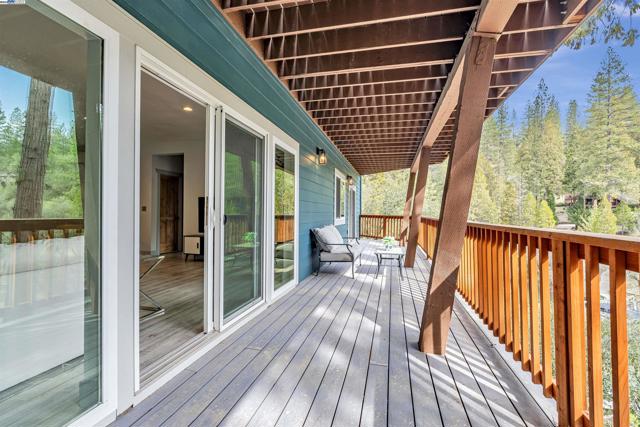 20244 Lower Skyridge Dr, Groveland CA: https://media.crmls.org/mediaz/27b29f76-670a-4731-9470-f52d3cbbb262.jpg