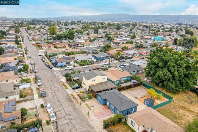 10060 Bernhardt Dr, Oakland CA: https://media.crmls.org/mediaz/27b2dc53-f19c-4777-b7d2-36dbf91d0343.jpg