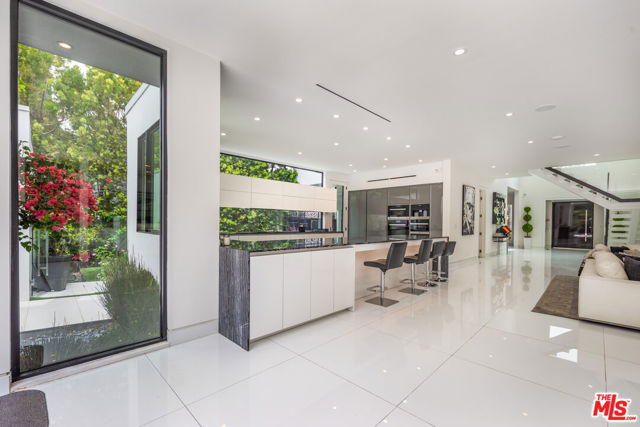 511 N Rexford Drive, Beverly Hills CA: https://media.crmls.org/mediaz/27b465dd-6533-4cdf-b42d-d4e23321c81a.jpg