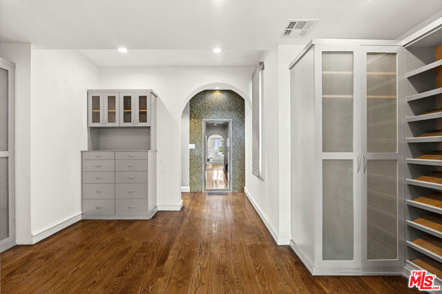 8828 Thrasher Avenue, Los Angeles CA: https://media.crmls.org/mediaz/27b4b687-43a2-4f71-8a79-1c98e5591a41.jpg