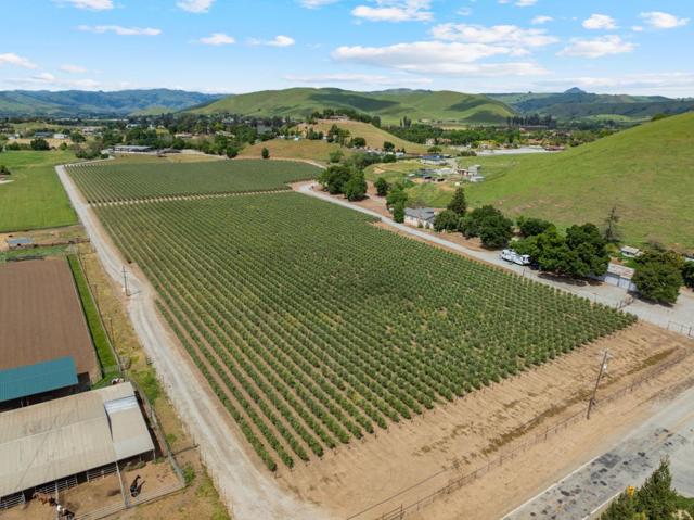804 Comstock Road, Hollister CA: https://media.crmls.org/mediaz/27b506f1-9327-440a-8658-745cac406227.jpg