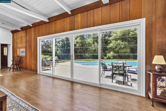 18 Van Tassel Ln, Orinda CA: https://media.crmls.org/mediaz/27b53e9b-13fc-4c0c-a047-68f85c30db25.jpg