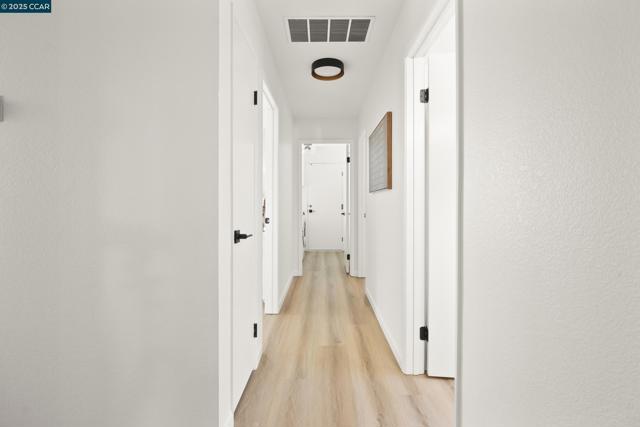 39 Crane Ct, Alameda CA: https://media.crmls.org/mediaz/27b5d286-da82-40b2-a3e7-d9f517950fe9.jpg