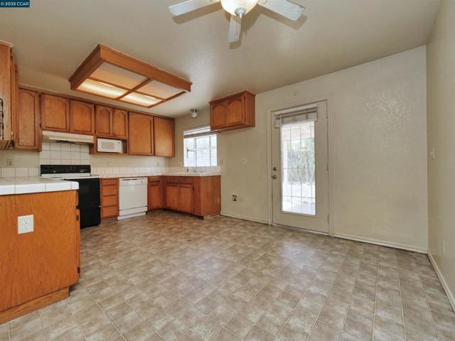 4212 Dunster Drive, Salida CA: https://media.crmls.org/mediaz/27b5ddfb-ed8e-4ee5-98d9-81d83c99124a.jpg
