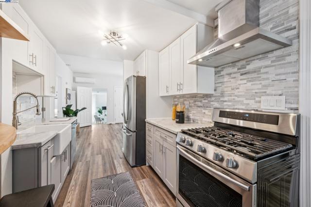 2449 26TH AVENUE, Oakland CA: https://media.crmls.org/mediaz/27b6977e-37b4-4921-9452-00fc935ce0d5.jpg
