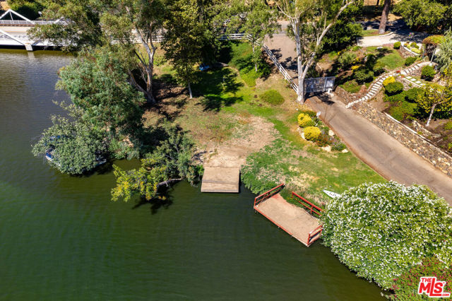 2344 Laguna Circle Drive, Agoura CA: https://media.crmls.org/mediaz/27b6c7f9-77d4-45fb-b729-00253c616f3d.jpg