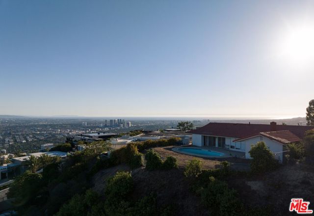 9323 Nightingale Drive, Los Angeles CA: https://media.crmls.org/mediaz/27b6df5e-1b5e-4a4f-8925-b392c218ea63.jpg