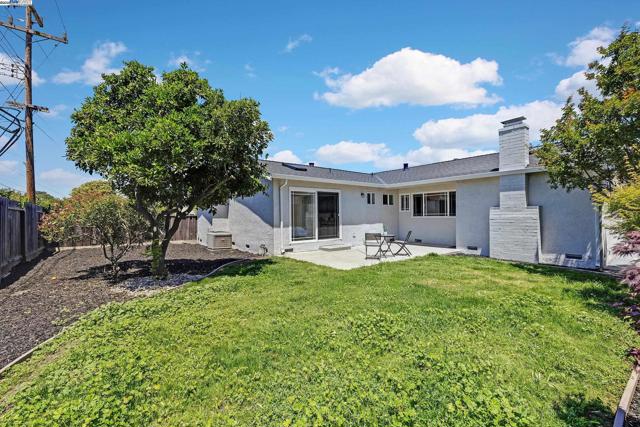4227 Becerra Dr, Fremont CA: https://media.crmls.org/mediaz/27b78f50-b67b-4a17-b7c6-6efde88b7519.jpg