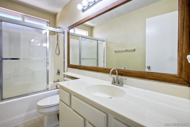 39513 Bonaire Way, Murrieta CA: https://media.crmls.org/mediaz/27b7c4b0-6e4b-40c3-b6c1-80a9d56398c4.jpg