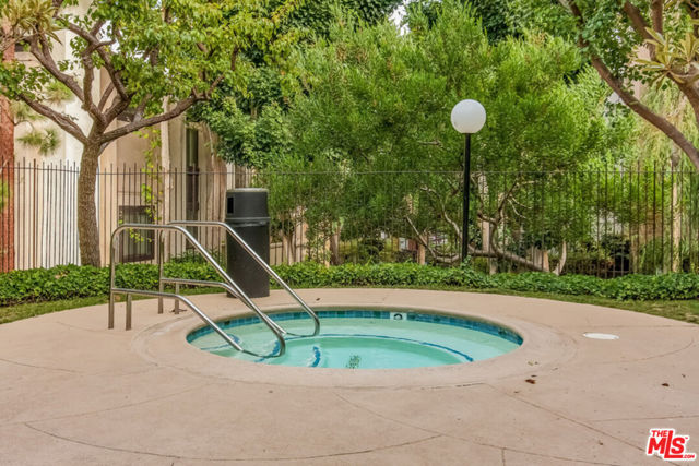 8675 Falmouth Avenue, Playa del Rey CA: https://media.crmls.org/mediaz/27bb2794-3425-4c18-b3a0-71a778a3047c.jpg