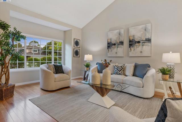 82 Applegate Way, Alameda CA: https://media.crmls.org/mediaz/27bbb93f-0b90-4fb5-ad43-464aebfbab25.jpg
