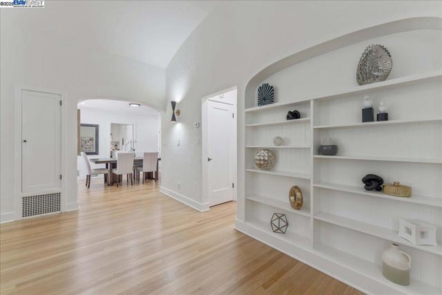 405 Kingsley Ave, Palo Alto CA: https://media.crmls.org/mediaz/27bbf926-645d-4273-880d-7f1858365a87.jpg