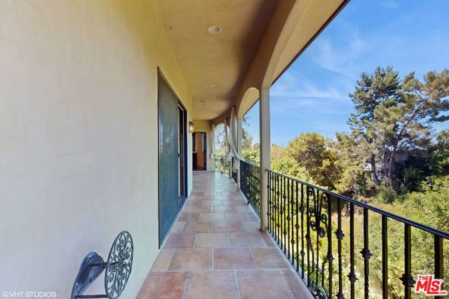 3311 Deronda Drive, Los Angeles CA: https://media.crmls.org/mediaz/27bcbbd8-82ae-44fb-afda-4bd34e71c91a.jpg