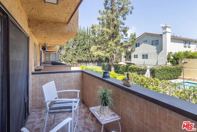 14311 Hartsook Street, Sherman Oaks CA: https://media.crmls.org/mediaz/27bceb85-5e29-4559-91de-0fc58d338e1a.jpg
