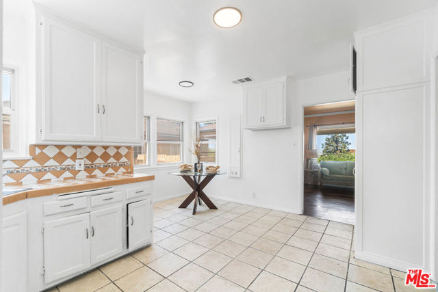 9710 Crenshaw Boulevard, Inglewood CA: https://media.crmls.org/mediaz/27bd1d97-43bb-493a-9e55-cb0e0b04280c.jpg