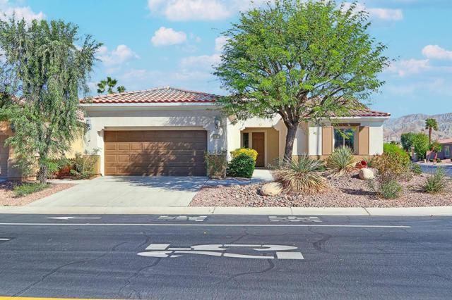 81876 Avenida Sombra, Indio CA: https://media.crmls.org/mediaz/27bd2112-7b32-4862-8b00-04c00d8ff00e.jpg