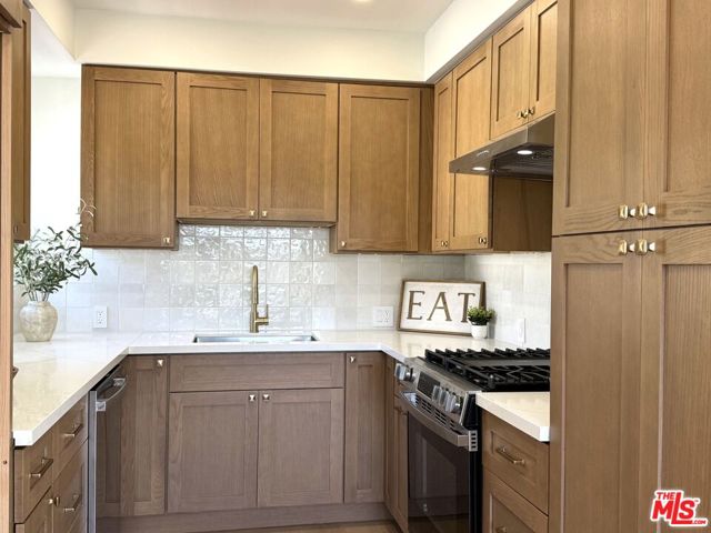 4579 Ambrose Avenue, Los Angeles CA: https://media.crmls.org/mediaz/27bd3bac-2fb8-431d-98f2-afe665ba225a.jpg