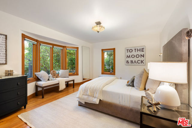 5045 Oakdale Avenue, Woodland Hills CA: https://media.crmls.org/mediaz/27bdaca9-a89b-4b65-a115-274517bdccff.jpg