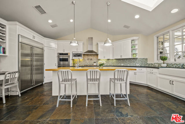 2740 N Deep Canyon Drive, Beverly Hills CA: https://media.crmls.org/mediaz/27bdf29f-1172-4023-b5d4-19ca3052740e.jpg