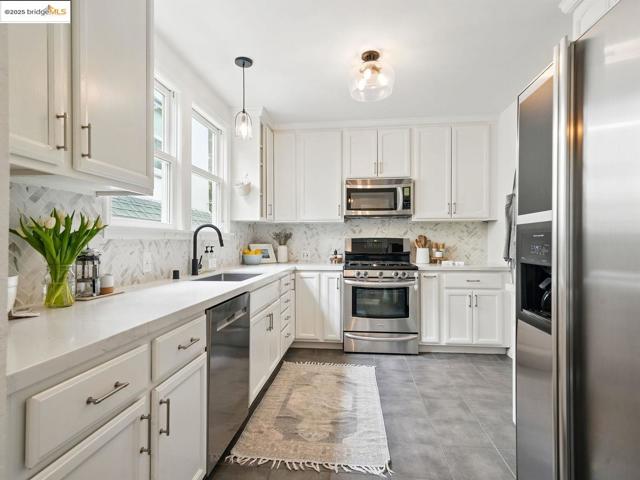 3712 Maple AVE, Oakland CA: https://media.crmls.org/mediaz/27be9d9b-bca9-449f-8c9f-75f5f18144e1.jpg