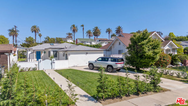 1152 S Windsor Boulevard, Los Angeles CA: https://media.crmls.org/mediaz/27bec83d-d7e9-4e92-9226-3466d6de6a70.jpg