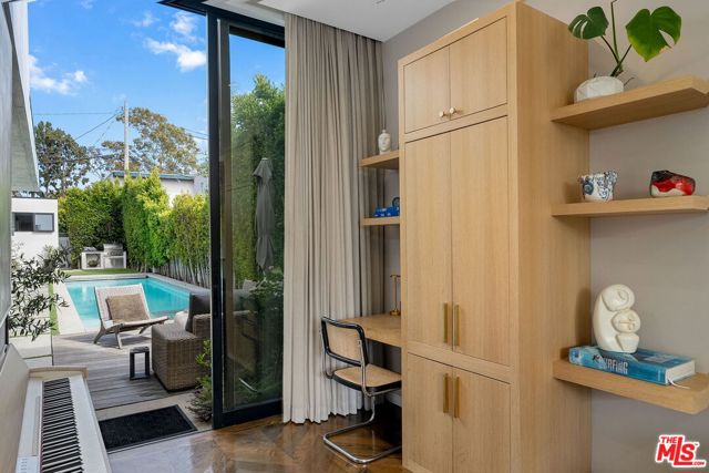 1102 Amoroso Place, Venice CA: https://media.crmls.org/mediaz/27c05233-923f-45ef-87cd-af3929dffdd5.jpg