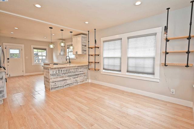 5706 Brookdale Ave, Oakland CA: https://media.crmls.org/mediaz/27c15f22-8fab-402b-8aeb-38ea86292191.jpg