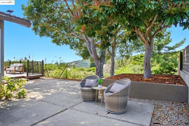 7927 Phaeton Dr, Oakland CA: https://media.crmls.org/mediaz/27c27aca-fb94-4dd0-a199-4754a511278f.jpg