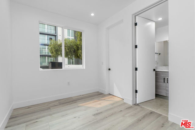 522 N Wilton Place, Los Angeles CA: https://media.crmls.org/mediaz/27c30858-95cf-42e6-8e04-5aa06d5f4aff.jpg