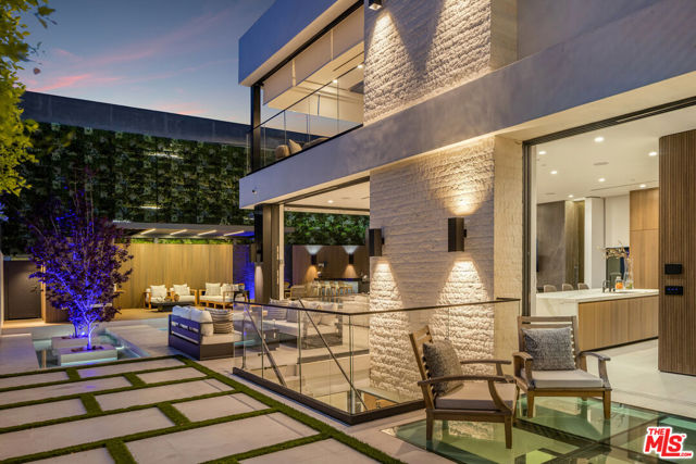 137 S Wetherly Drive, Beverly Hills CA: https://media.crmls.org/mediaz/27c3215c-53c1-4845-81f3-eb2865bceef5.jpg