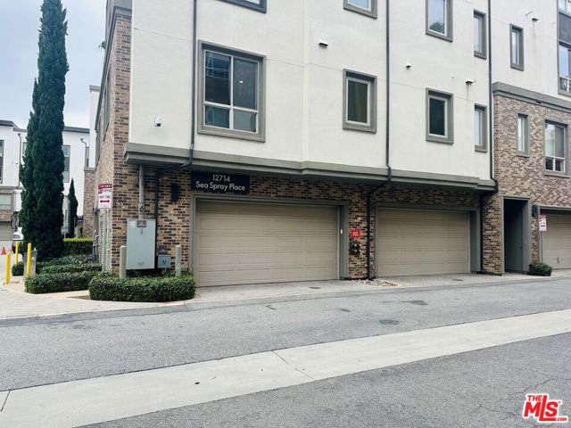 12714 W Sea Spray Place, Playa Vista CA: https://media.crmls.org/mediaz/27c38c64-d90d-4ecb-9c95-0b306a2f92df.jpg